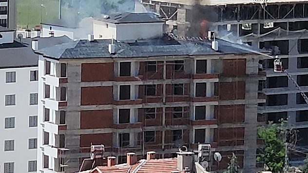 İnşaatın çatısında çıkan yangın, Elazığ itfaiyesinin müdahalesiyle söndürüldü