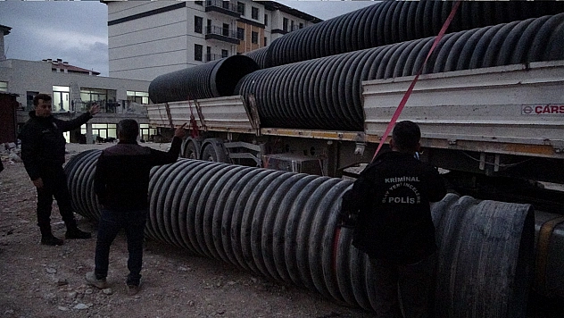 İnşaatta üzerine 750 kilo plastik boru düşen sürücü ağır yaralandı