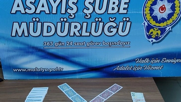 İş yerinde kumarcılar uynayanlara baskın