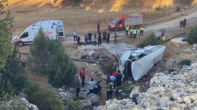 İşçi servisi şarampole devrildi: 4 ölü, 14 yaralı