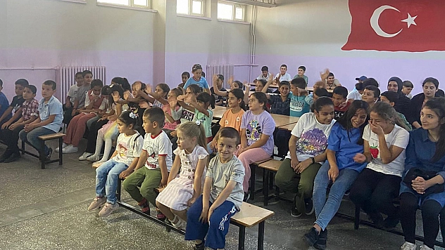 İyilik Çeşmesi Derneği'nden Mustafa Bilbay İlkokulu ve Ortaokulu Öğrencilerine Karne Hediyesi