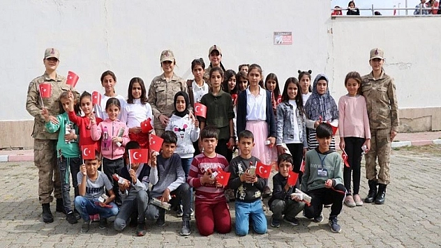 Jandarma, çocuklarla birlikte Cumhuriyet Bayramını kutladı