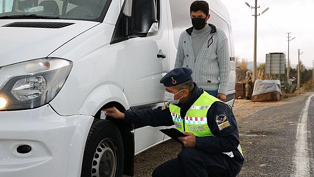 Jandarma Ekiplerinden Kış Lastiği Denetimi