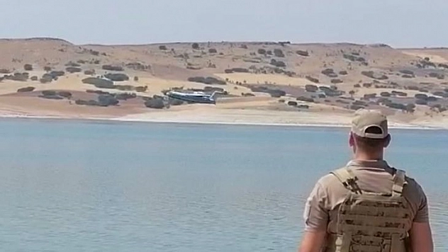 Jandarma nöbet tuttu, yangın söndürme uçağı barajdan su takviyesi yaptı
