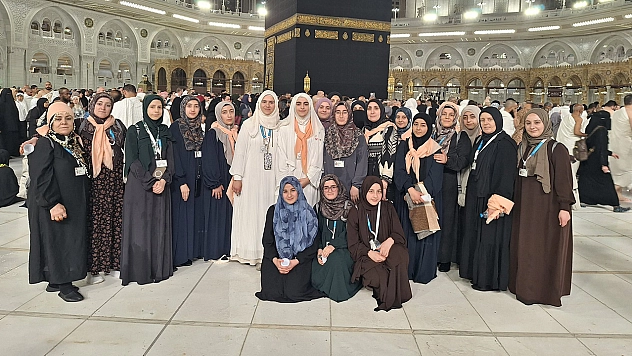 Kabe'nin huzurunda hafızlık onuru: Hafizeler taçlarını Beytullah'ta giydi