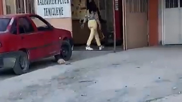 Kadın çekiçle etrafa saldırdı