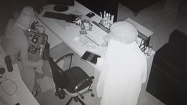 Kadın kılığına giren hırsızların o anları kamerada