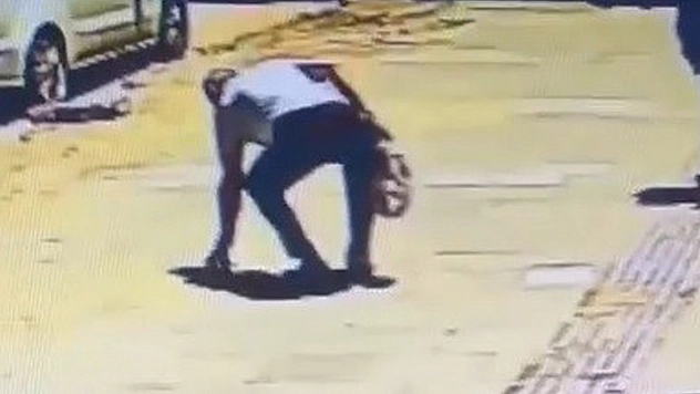 Kadının düşürdüğü cüzdanı başka biri aldı, o anlar kameraya yansıdı