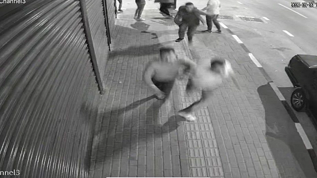 Kalabalığın arasına daldı, husumetlisini başından böyle vurdu