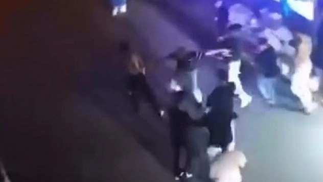 Kalabalık bir grup tarafından darp edilen genç esnafa sığındı