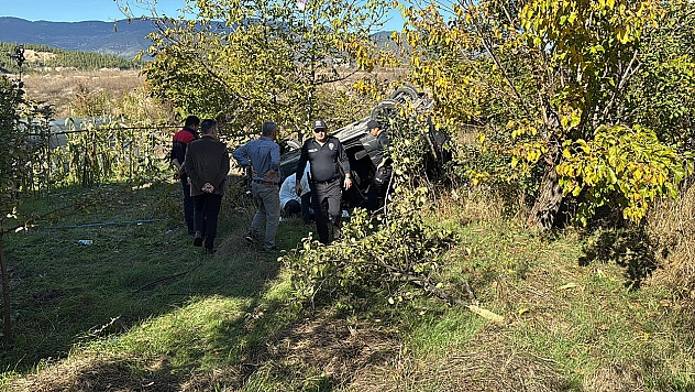 Kamyonet 38 metre aşağı yuvarlandı: 1 ölü, 1 yaralı