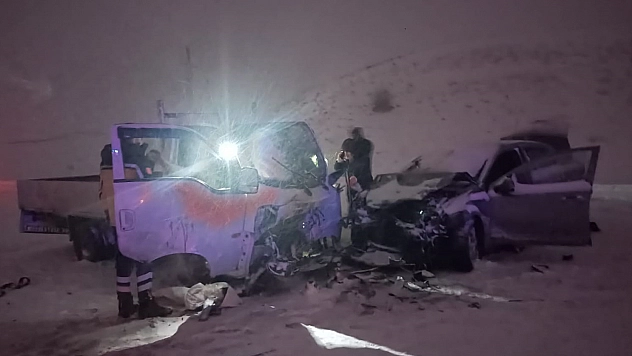 Kamyonet İle Otomobil Çarpıştı: 1 Ölü, 6 Yaralı