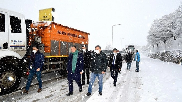 Kar küreme çalışmalarını çalışmalarını yerinde inceledi