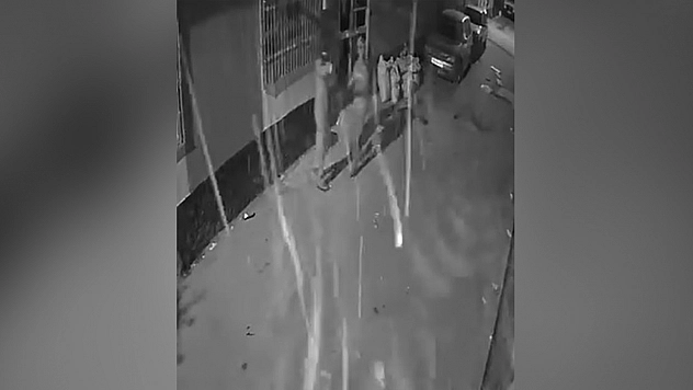 Kar maskeli şüpheliler eve ateş açıp o anları kaydetti