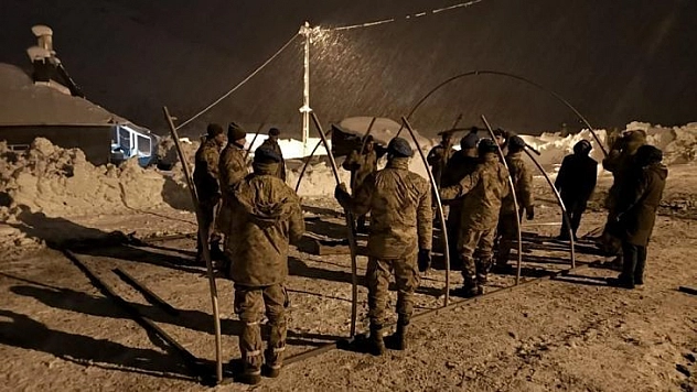 Kar nedeniyle kümes çöktü, 900 tavuğu jandarma kurtardı