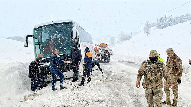 Kara Saplanan Otobüs Kurtarıldı