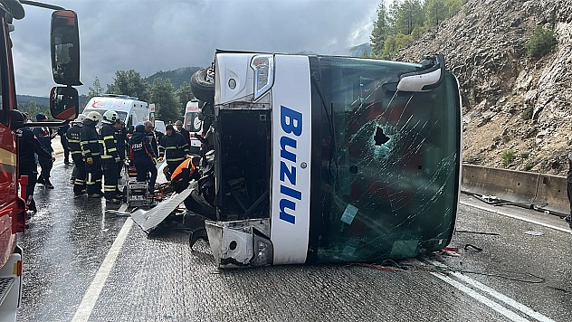 Kara yolunda yolcu otobüsü devrildi: 1 ölü, 7 yaralı