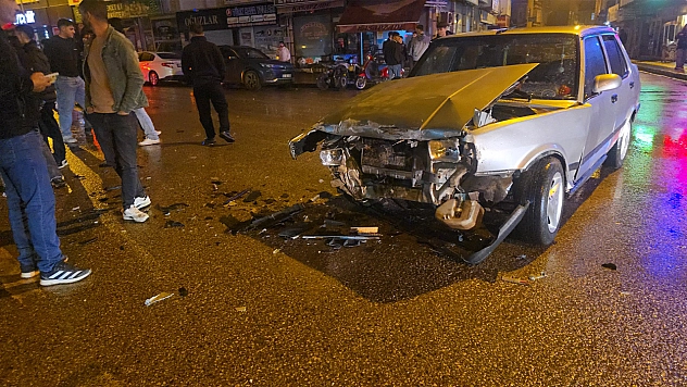 Karakoçan'da İki Otomobil Çarpıştı: Maddi Hasar Oluştu