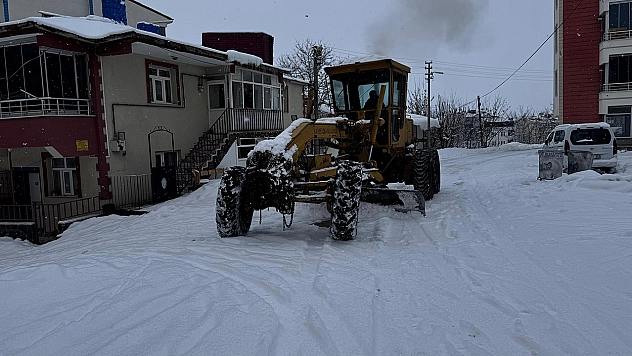 Karakoçan'da karla mücadele aralıksız sürüyor