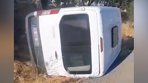 Karakoçan'da öğrenci servisi devrildi