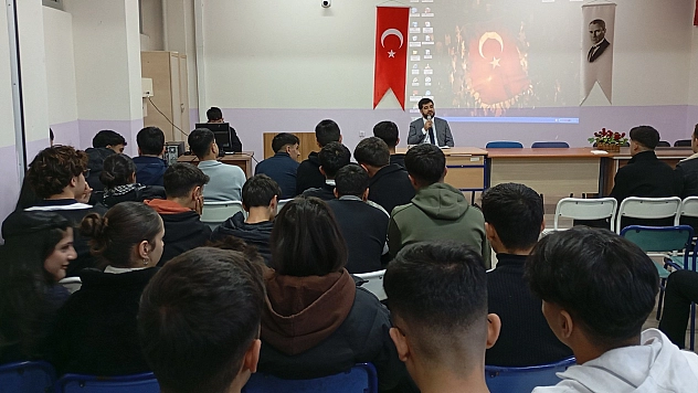 Karakoçan'da öğrencilere 'Peygamberimiz ve Şahsiyet İnşası' konferansı