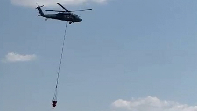 Karakoçan'da ormanlık alana sıçrayan yangına havadan müdahale