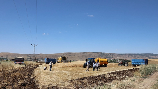 Karakoçan'da yangınlara karşı örnek hasat uygulaması
