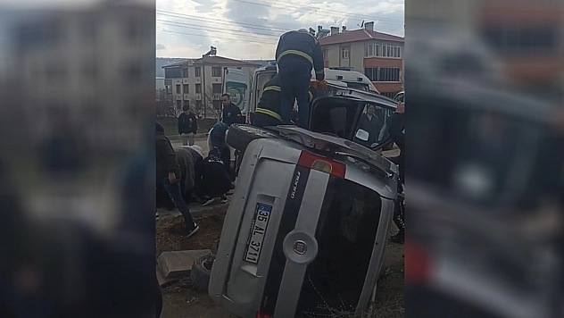 Karakoçan İlçesinde Kaza: Hafif Ticari Araç Yan Yattı, 1 Kişi Yaralandı