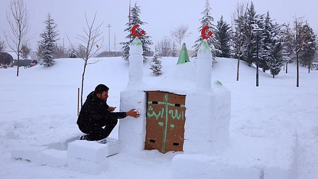 Kardan Cami Yapıp Minaresine Ay Yıldız Yerleştirdiler