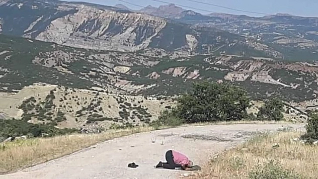 Kardeşinin şehit düştüğü noktada gözyaşları içerisinde namaz kıldı