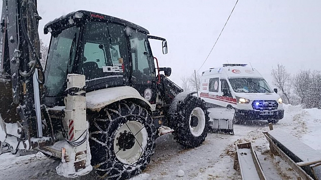 Karla kaplı yolda kalan ambulansı ekipler kurtardı