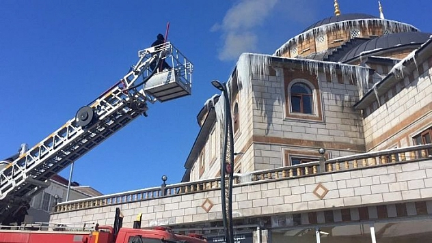 Karlıova -22'yi gördü, buz sarkıtları oluştu