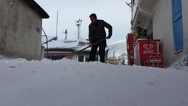 Karlıova'da bahar havası yerini kar yağışına bıraktı