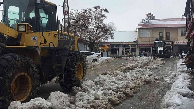 Karlıova'da yağan kar, kamyonlarla ilçe dışına taşınıyor
