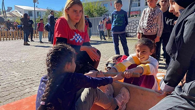 Karlıova'daki şenlikte çocuklar doyasıya eğlendi