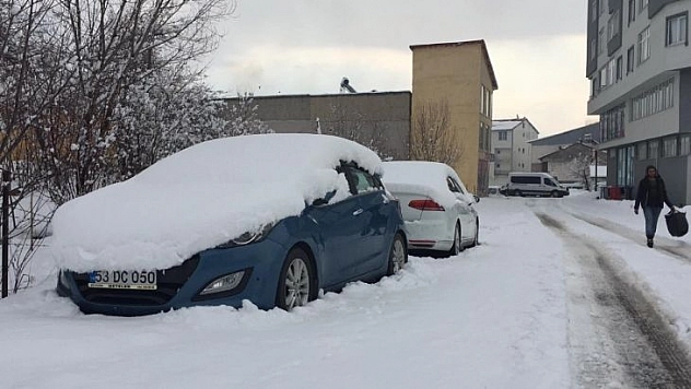 Karlıova güne yine karla uyandı, kar kamyonlarla taşınmaya başladı