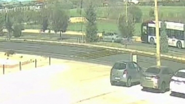 Karşıya Geçen Yayaya Otomobil Çarptı, Kaza Anı Kamerada