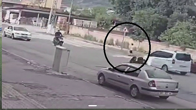 Karşıya geçmeye çalışan dalgın çocuk araca çarptı