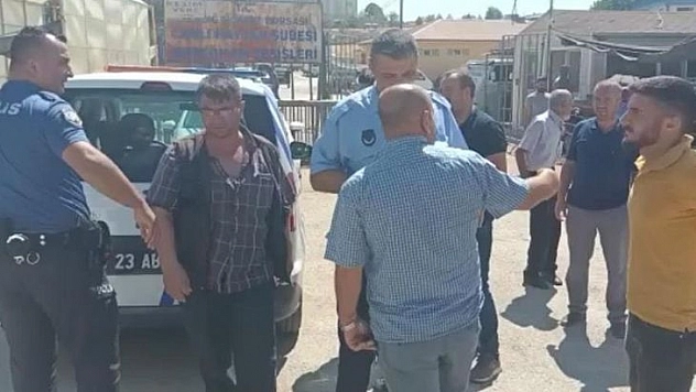 Kasaplar bıçakla üzerine yürüdükleri gazetecileri darp etti