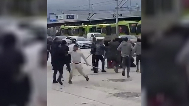 Kasklar miğfer sopalar kılıç oldu