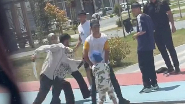 Kavga ettiği kişiye bacağından çıkardığı pala ile saldırdı