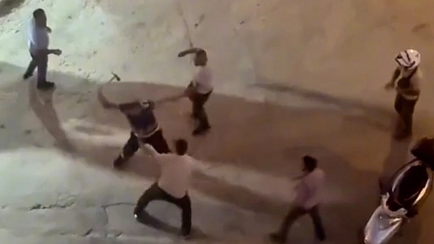 Kavga ettiği şahsa nacak ile saldırdı