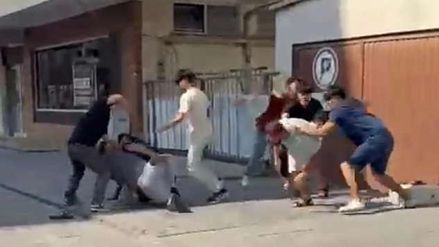 Kavga ettikleri şahsı taşla bayılttılar