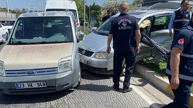 Kavşakta 3 Araç Çarpıştı!