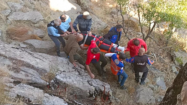 Kayadan Düşen Vatandaşın İmdadına Ambulans Helikopter Yetişti