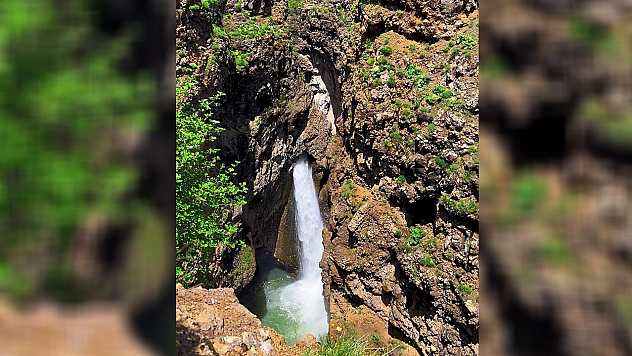 Kayanın içinden süzülen şelale görenleri hayran bırakıyor