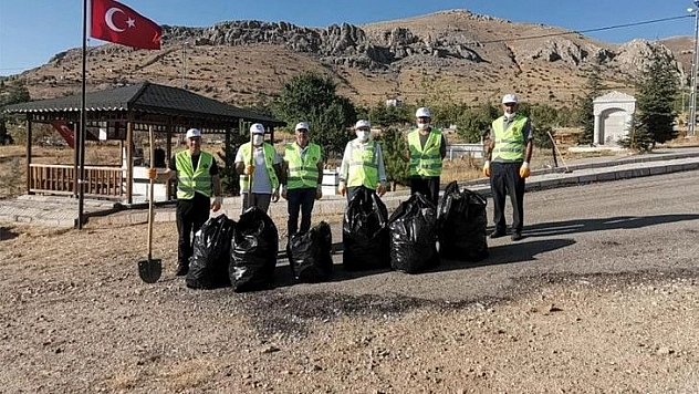 Kaymakam Yılmaz, şehit Fethi Sekin'in kabrini temizledi