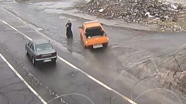 Kaza anları kamerada, yol kenarındaki kadın son anda kurtuldu