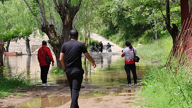 Keban Barajı savakları açıldı: Fırat kıyısındaki işletmeler sulara teslim oldu