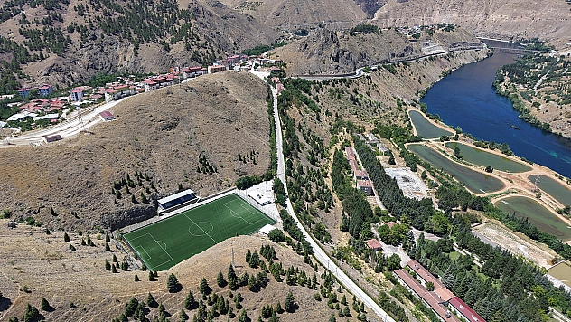 Keban'ın incisi Mehmetçik Stadyumu: Dağ yamacına kurulu, baraj manzaralı